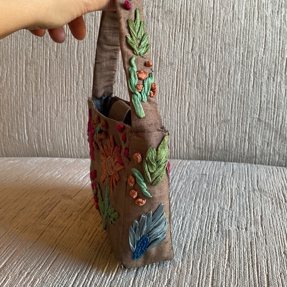 Embroidered Handbag with Flowers - Picture 4 of 7